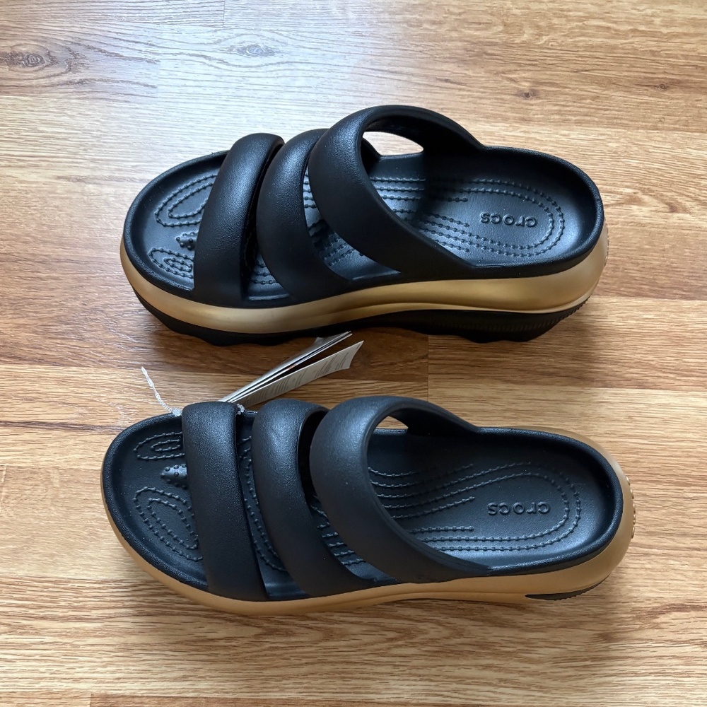 NWT CROCS women’s Mega Crush Triple Strap Sandals
